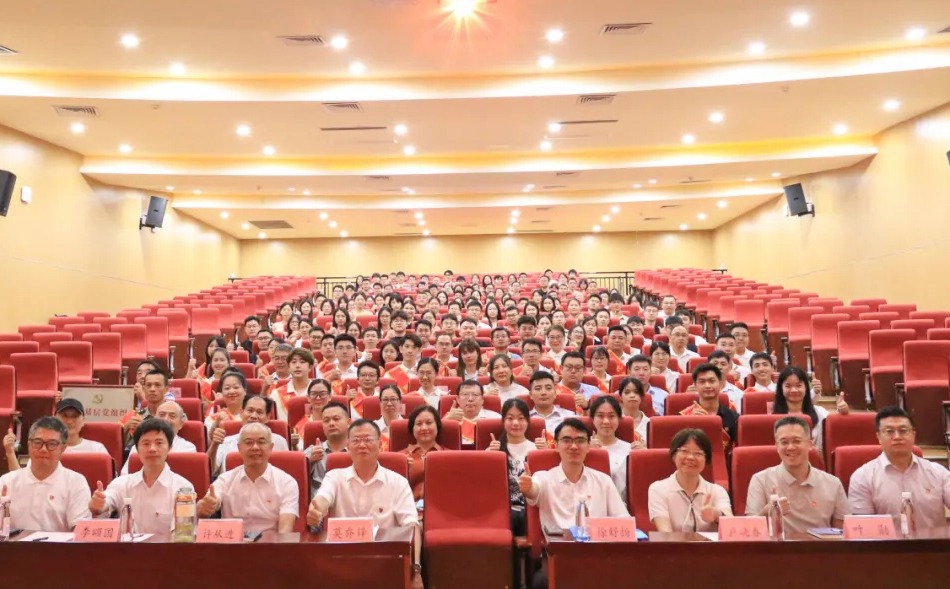我院党委举行2025年度“两优一先”表彰大会暨党委书记专题党课